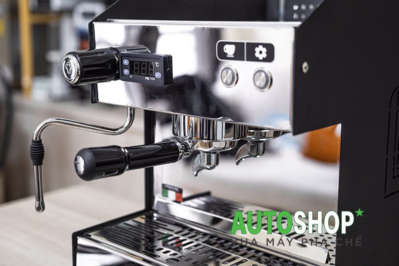 Cách chuyên gia test một máy pha cà phê mới