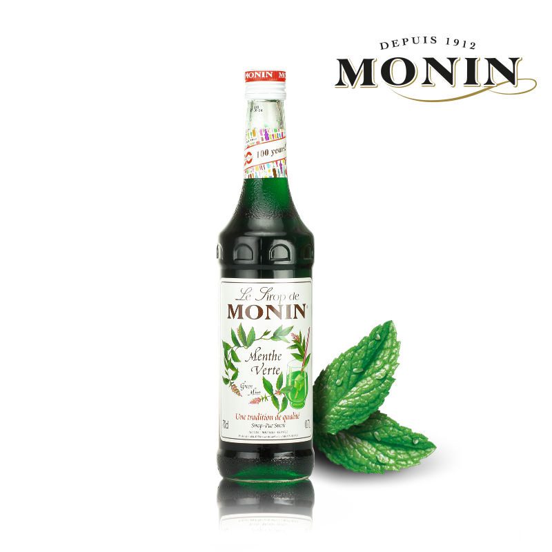 Siro Monin vị bạc hà xanh là một nguyên liệu pha chế đồ uống của các cửa hàng trà sữa, cafe. Siro Monin vị Bạc hà xanh thường được sử dụng để làm ra một hỗn hợp tươi mát từ nước lọc hoặc nước chanh và siro mà người ta thường gọi là “Diabolo”. Hương vị: Vị bạc hà, thanh mát. Thông tin chi tiết Tên đầy đủ: Syrup Monin Green Mint 700cc; Thành phần: Nước siro được làm từ đường, nước, nước ép bạc hà xanh, chất tạo mùi, chất chuyển thể sữa acacia gum, chất tạo màu E150a, E102; Tổng nước ép: tối thiểu 29%, gồm 10% nước ép bạc hà xanh; Xuất xứ: Malaysia; Thể tích: 700ml; Quy cách đóng gói: 6 chai/ thùng; Thời hạn sử dụng: 3 năm; Monin là thương hiệu với 100 năm kinh nghiệm về sản xuất siro, nước trái cây. Cách sử dụng: Sử dụng trong pha chế các đồ uống như: cocktail, sinh tố, trà, cà phê, sữa lắc và cả kết hợp với thực phẩm. Mua siro Monin vị bạc hà xanh Autoshop cung cấp siro monin vị bạc hà xanh chai 700ml tại Việt Nam. Sản phẩm được nhập khẩu chính hãng tự Malaysia. Ngoài siro, chúng tôi phân phối các nguyên liệu pha chế đồ uống khác, thiết bị máy móc pha chế và tổ chức khóa học pha chế. Bạn liên hệ hotline để biết thêm thông tin chi tiết!