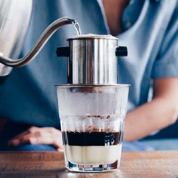 Rót nước vào phin cà phê