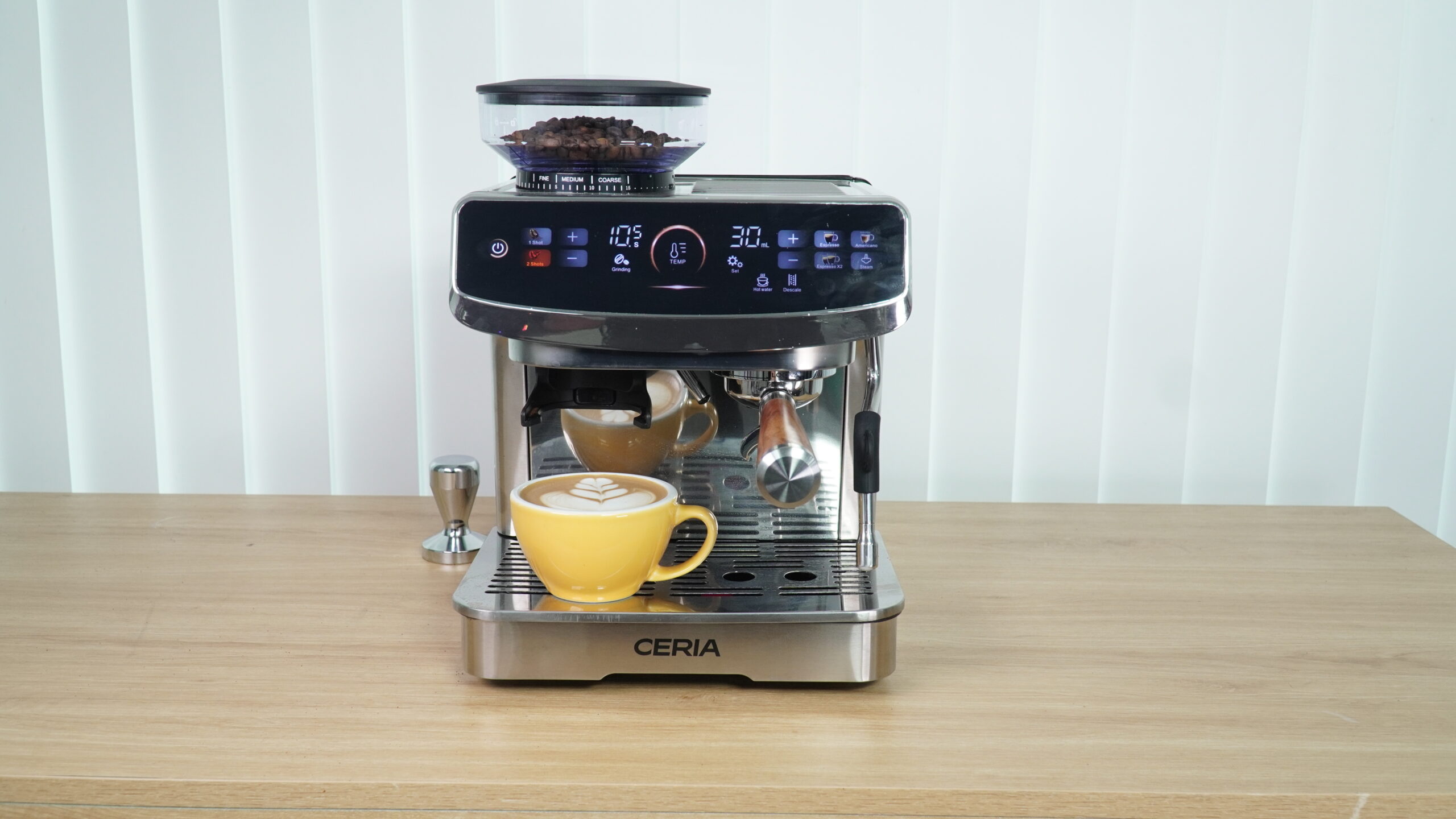 Máy pha cà phê Ceria cùng tách cà phê sữa