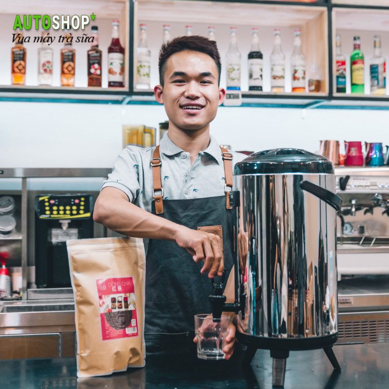 Bình ủ trà và nguyên liệu trên quầy pha chế
