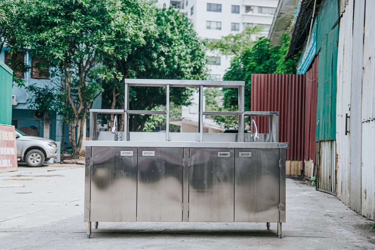 Quầy pha chế inox có bồn rửa và giá để dụng cụ