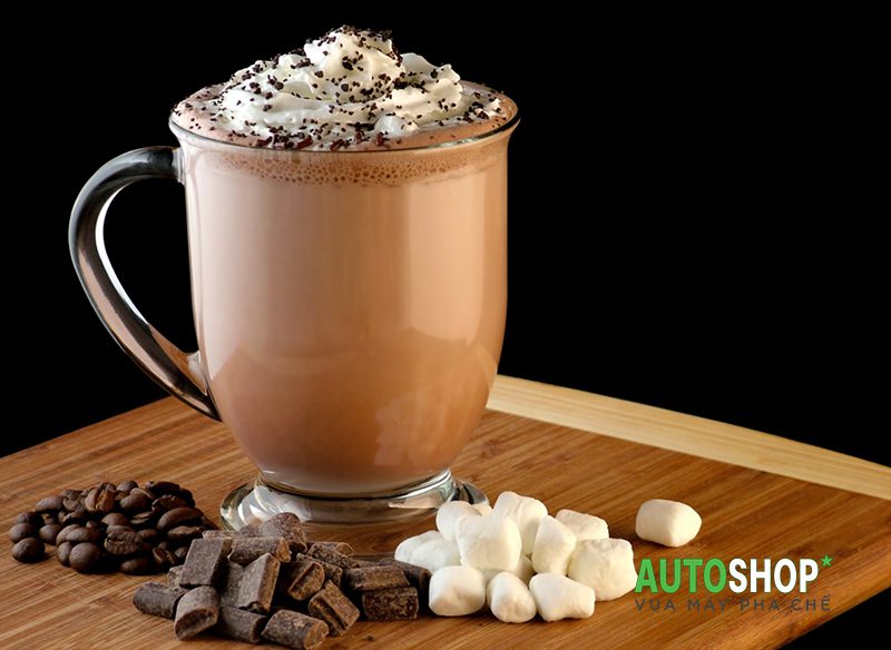 Đồ uống cacao và cà phê với lớp kem phía trên