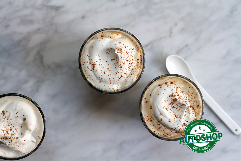 kem-sữa-trên-ly-cà-phê-mocha